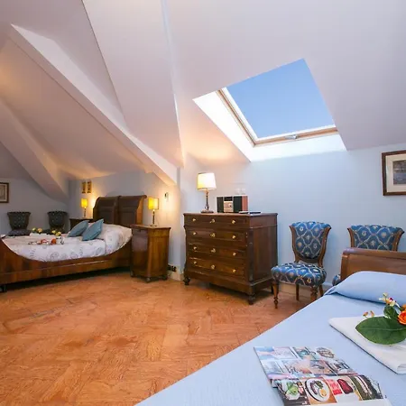 Sleeps 16 Pool Air Con Moltrasio