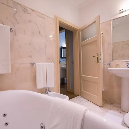 Sleeps 16 Pool Air Con Moltrasio