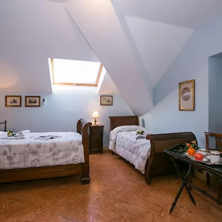 Sleeps 16 Pool Air Con Moltrasio