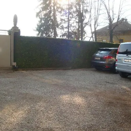 Sleeps 16 Pool Air Con * Moltrasio