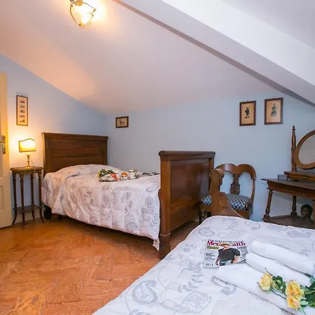 Sleeps 16 Pool Air Con Moltrasio