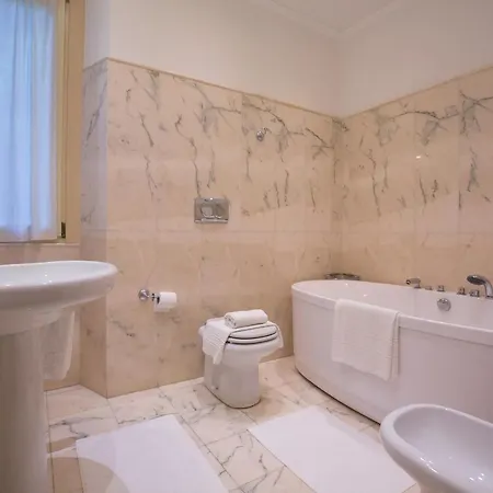 Sleeps 16 Pool Air Con Moltrasio